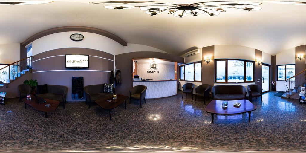 Hotel La Strada โปลเยชต์ ภายนอก รูปภาพ