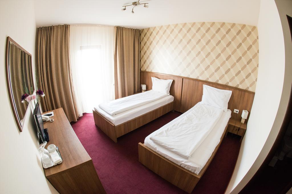 Hotel La Strada โปลเยชต์ ภายนอก รูปภาพ