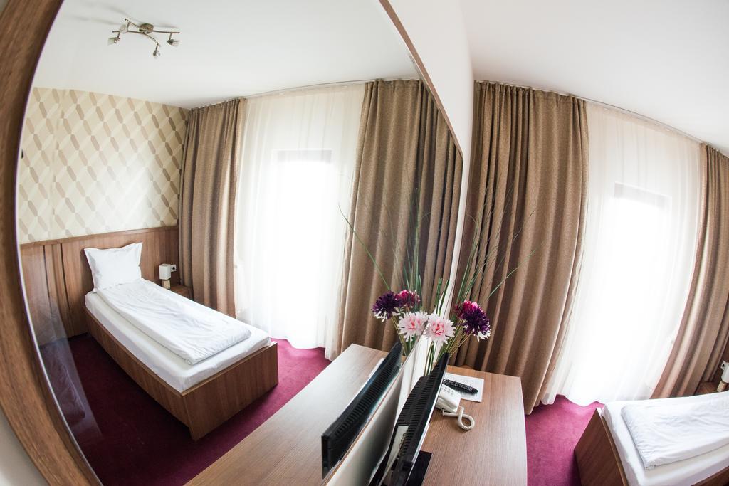 Hotel La Strada โปลเยชต์ ภายนอก รูปภาพ